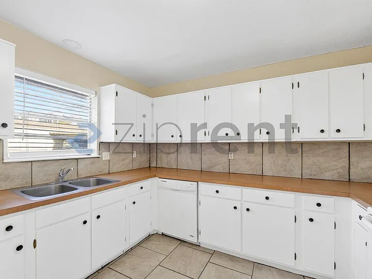 3225 Crites St #102 — Photo 9