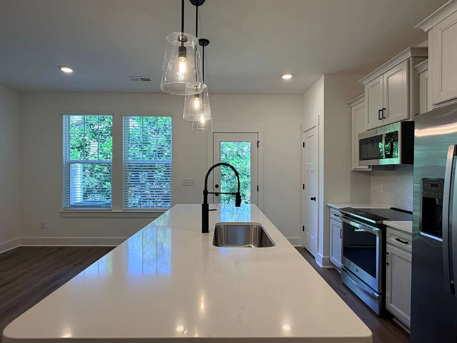 3 bed, 2.5 bath, 1587 sqft, $2,400 — Photo 4