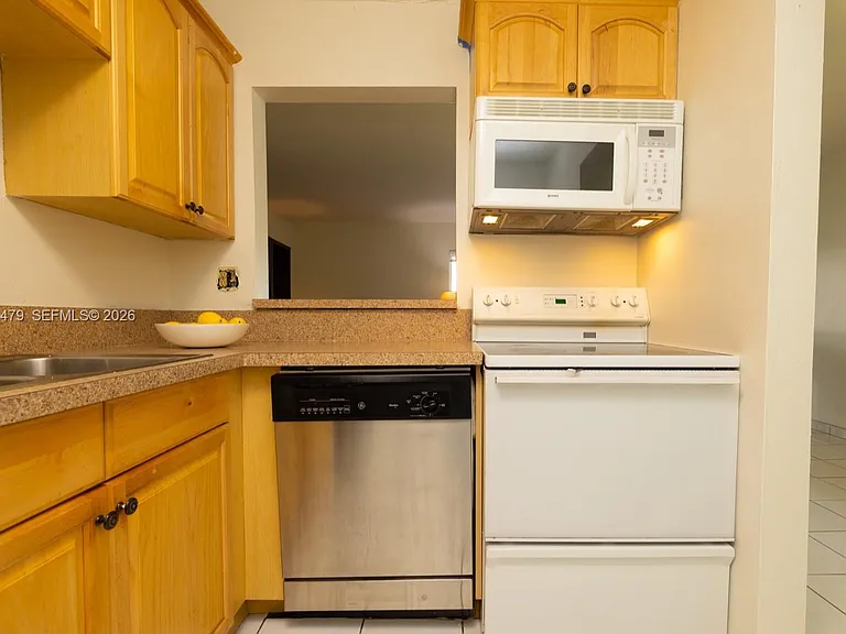 10385 N Kendall Dr #P1 — Photo 4