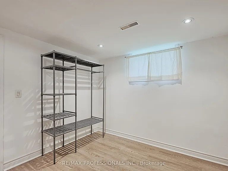 1026 Haig Blvd #BASEMENT — Photo 12