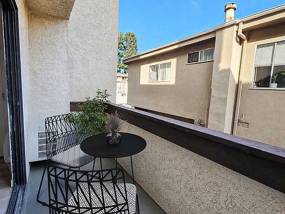 3rd image of 1532 Granville Ave APT 104