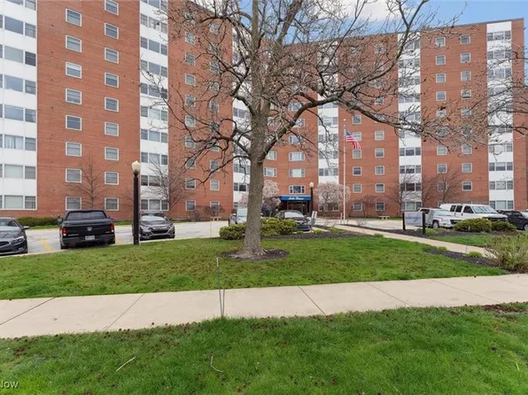 11850 Edgewater Dr APT 901, Lakewood, OH 44107
