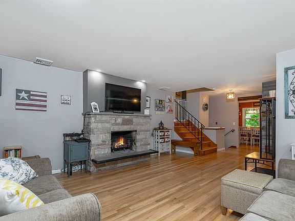 3rd image of 5 Margaret Dr