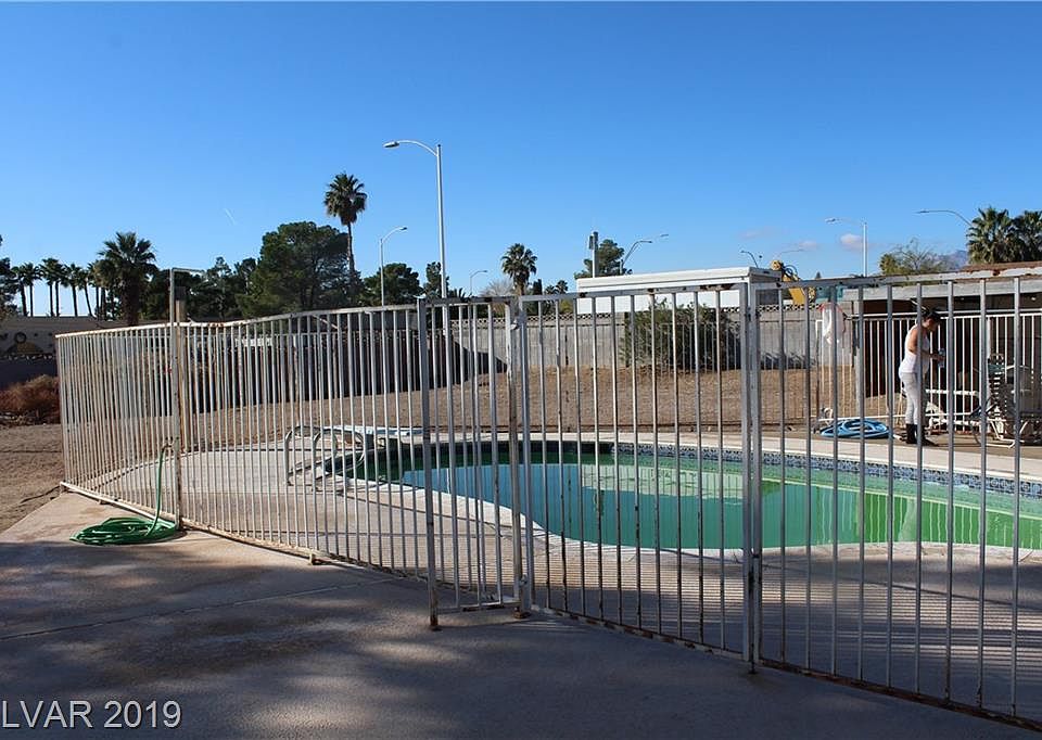 2nd image of 4000 Roxanne Dr