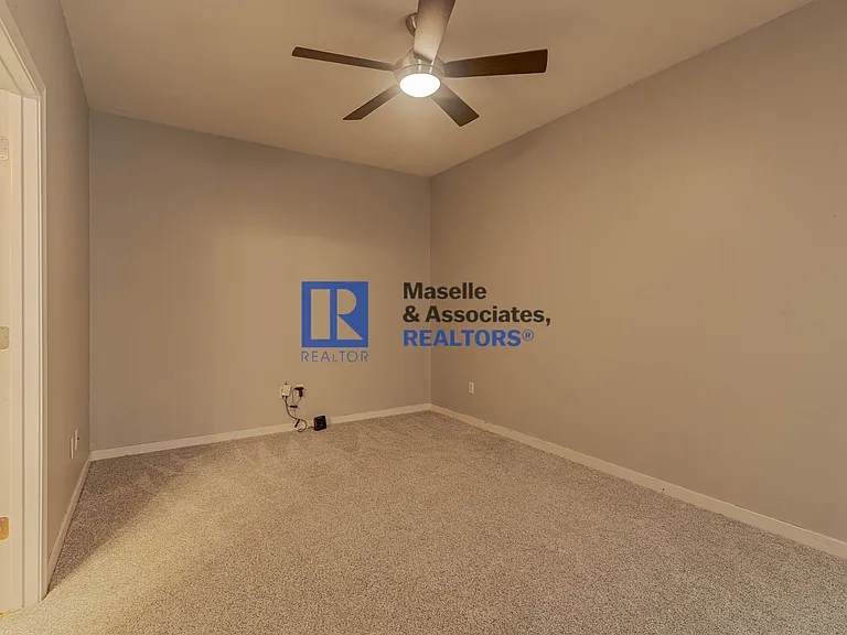 1046 Newland St — Photo 38