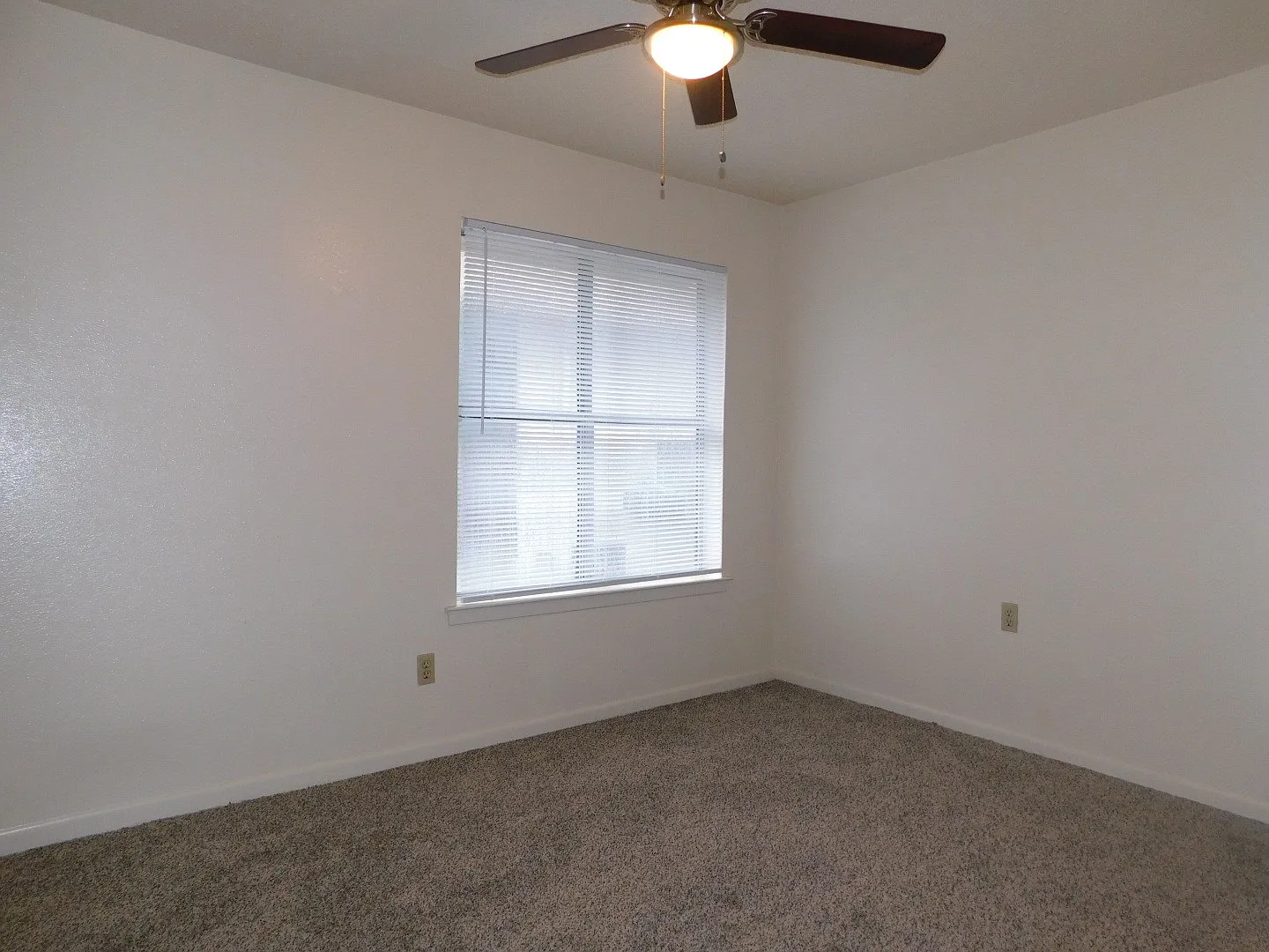 2 bed, 1.5 bath, 872 sqft, $1,050 — Photo 3