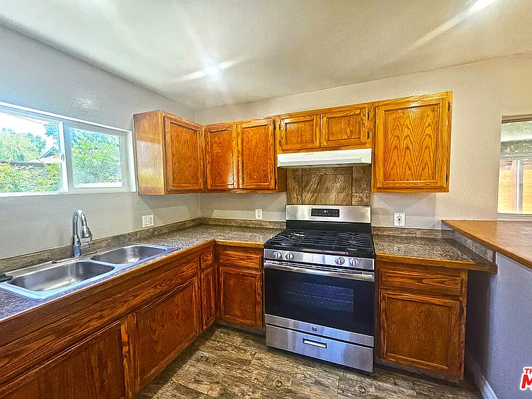 6946 1/2 Jellico Ave — Photo 7