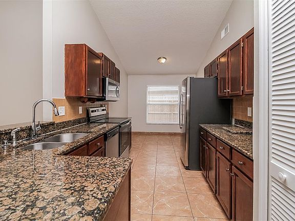 5th image of 120 LAKEBREEZE CIRCLE