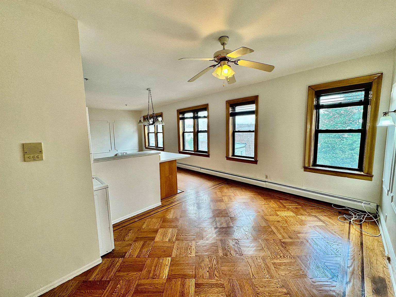 3 bed, 1.0 bath, 1500 sqft, $2,300 — Photo 3
