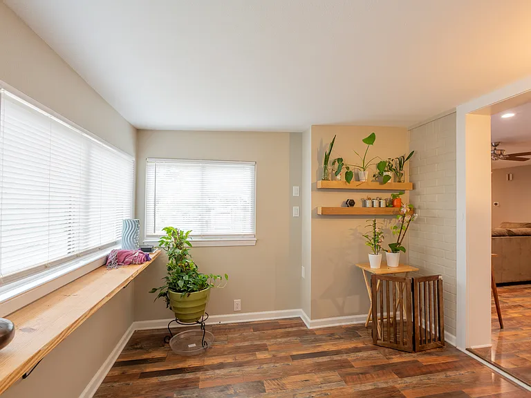 960 Springhill Dr — Photo 16