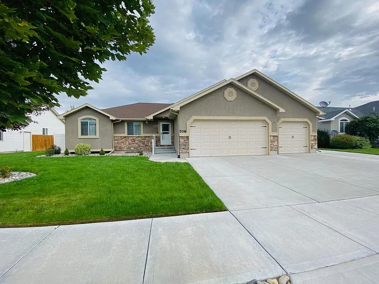 708 Emma Ct — Photo 1