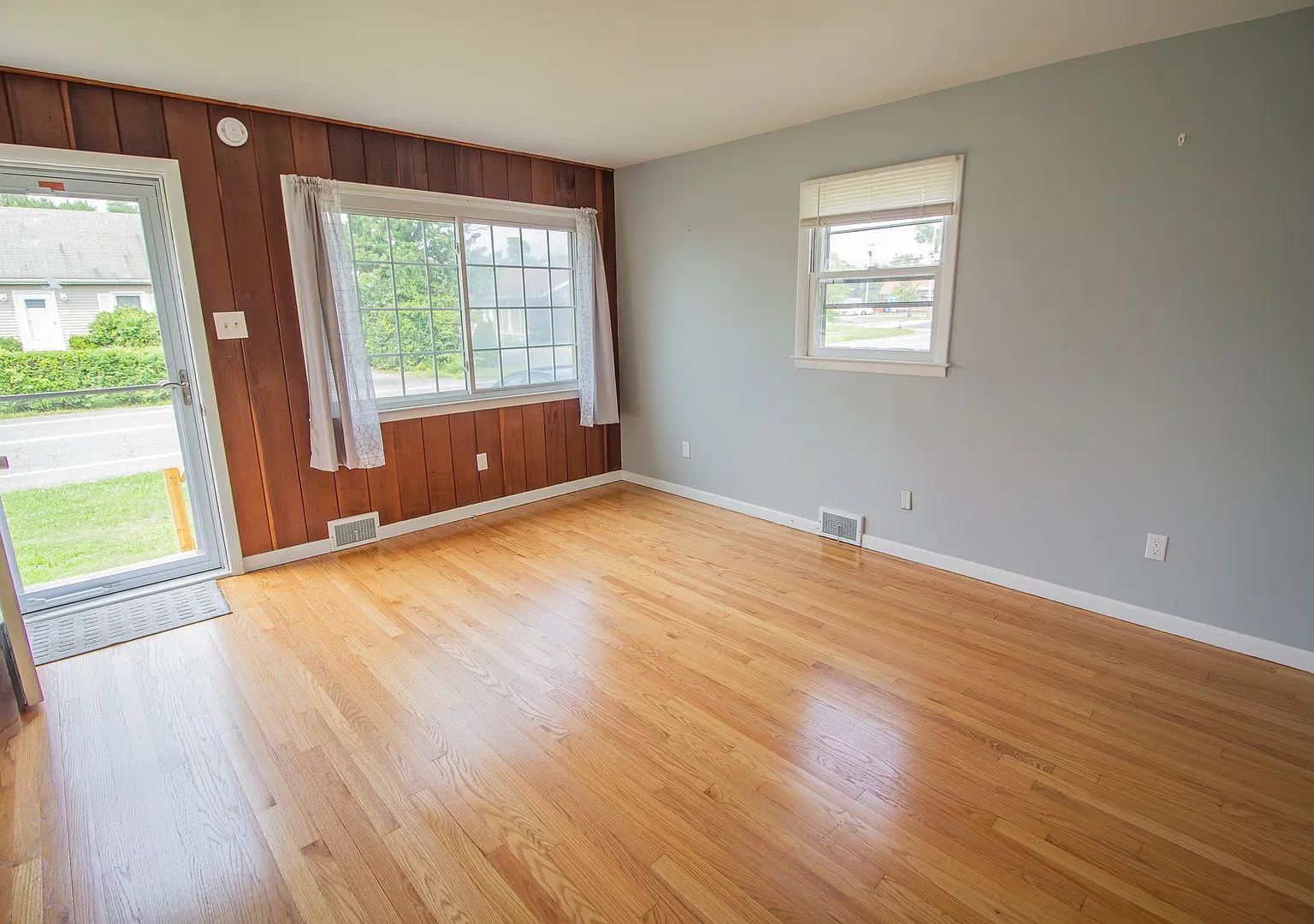 3 Bedrooms, 2 Bathrooms - North Colonie Schools — Photo 3