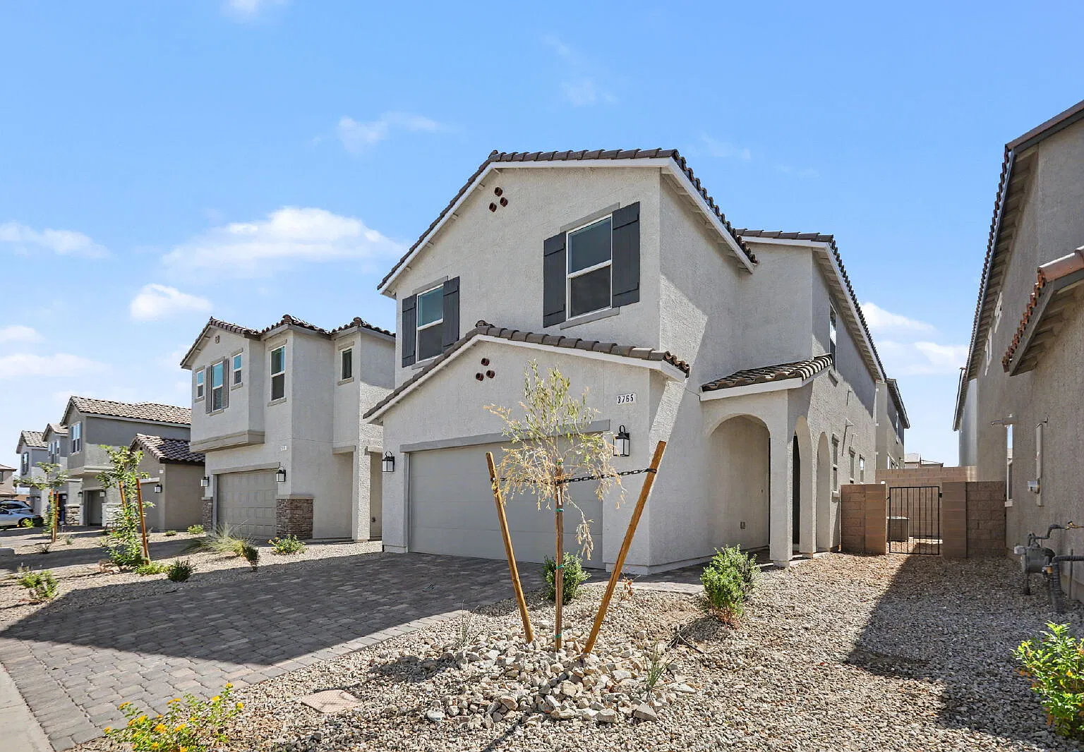 4 bed, 2.5 bath, 1979 sqft, $2,400 — Photo 2