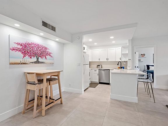 5th image of 706 SE 2nd Avenue #335