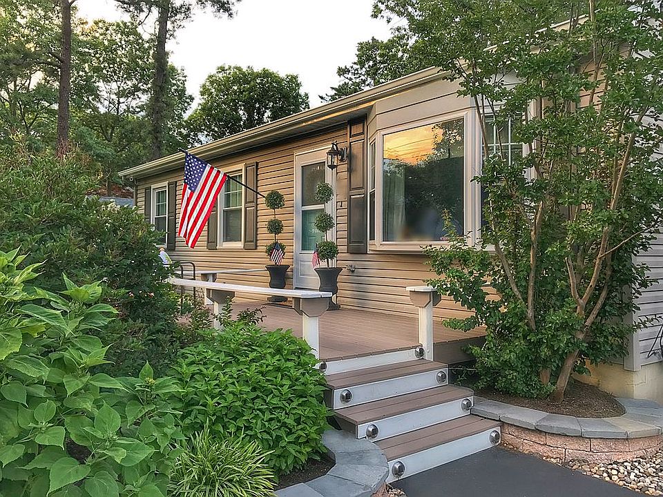 Beautiful Curb Appeal!