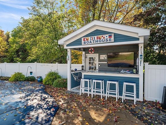 5th image of 4 Horseneck Rd