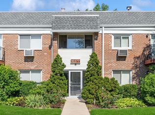 10377 Dearlove Rd APT 1A, Glenview, IL 60025