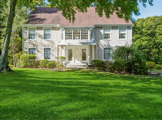 27 Silver Beech Ln, Calverton, NY 11933