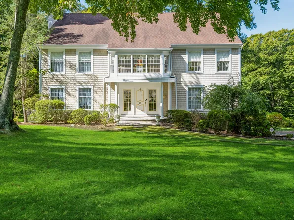 27 Silver Beech Ln, Calverton, NY 11933