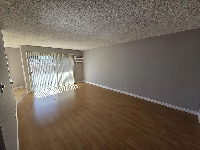 13955 Oxnard St — Photo 17