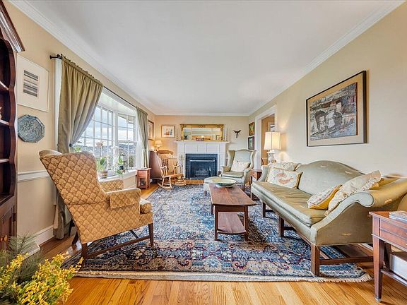 4th image of 74 Hilltop Cir