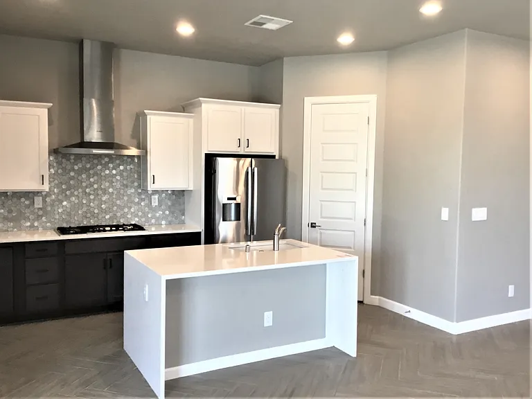 2406 Lynn Rd SE — Photo 3