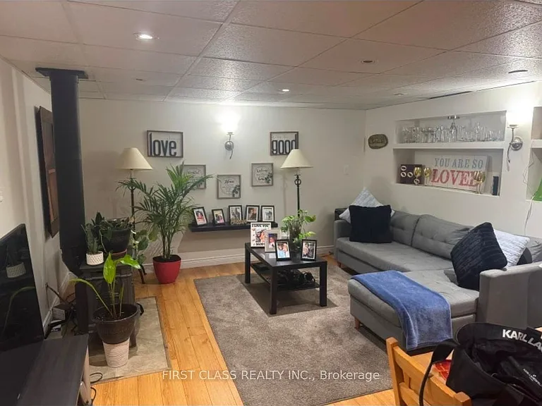 378 Martin St — Photo 1