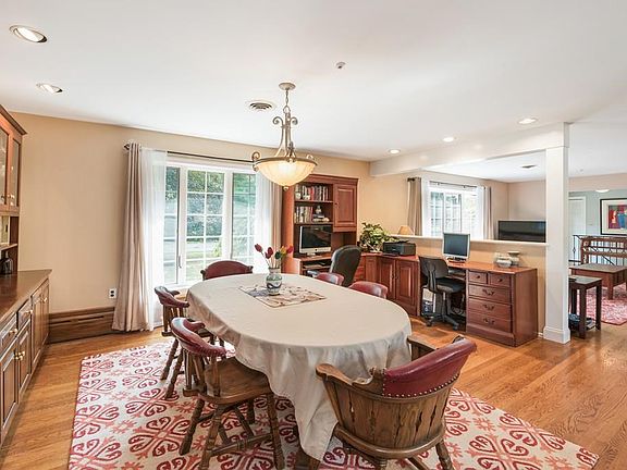 5th image of 40 Parkwood Dr
