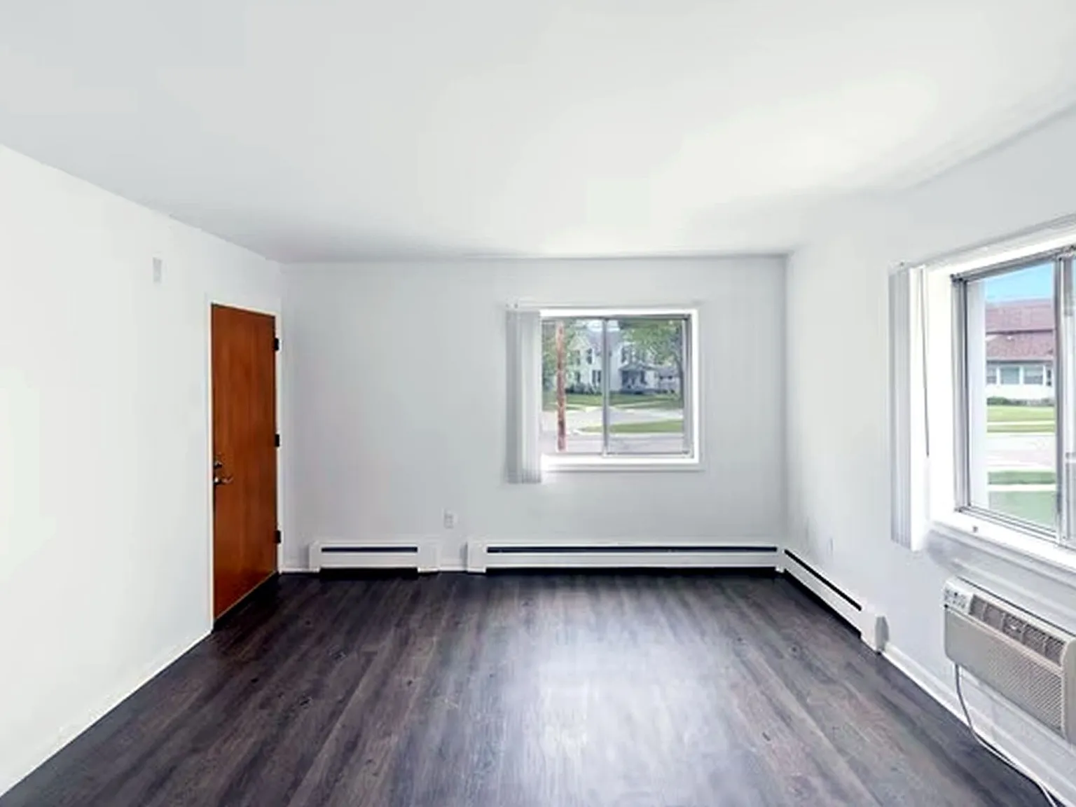 Colonial Manor Apartments — Photo 3