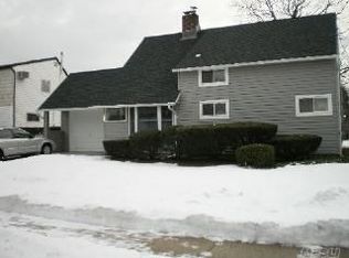 16 Collector Ln, Levittown, NY 11756