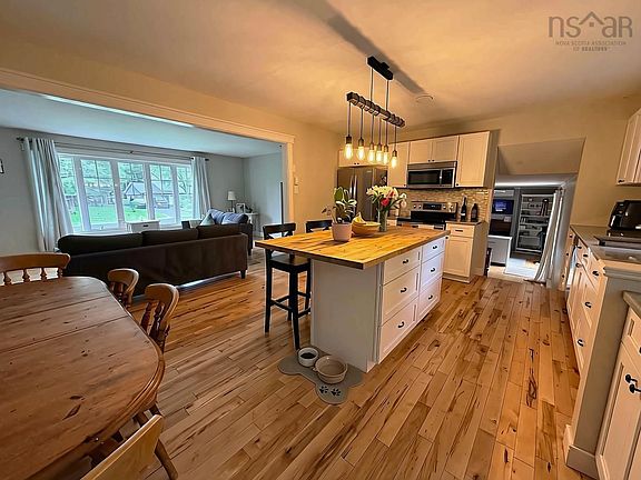 5th image of 4 Maple Cres