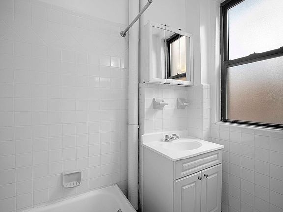 4th image of 19 W 69th St APT 705