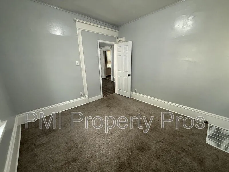 3 bed, 1.0 bath, $1,095 — Photo 2