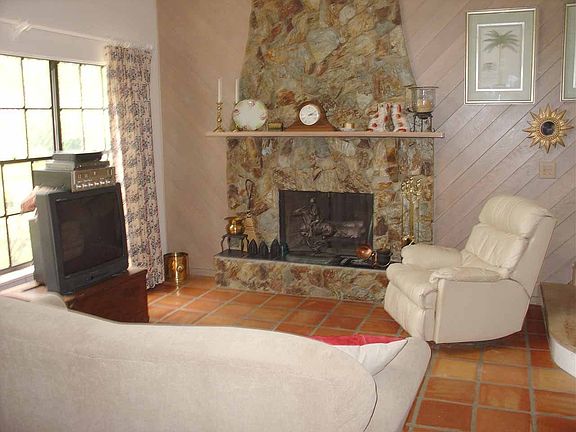 Living room with Fireplace