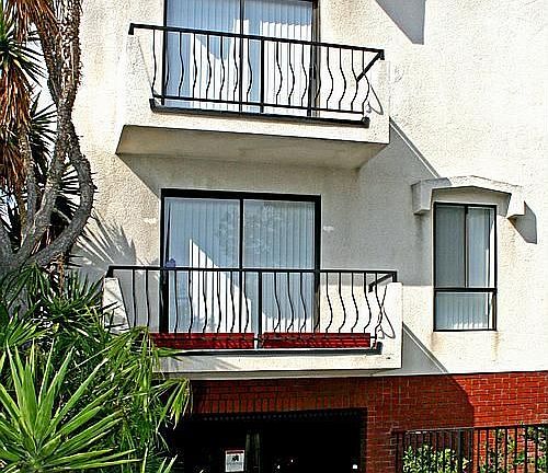 2nd image of 1945 N Beachwood Dr APT A