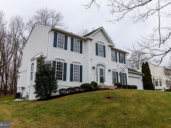 3rd image of 3215 Stonehurst Ct