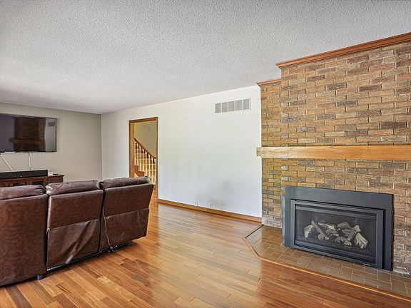 4th image of 11 Woodland Dr