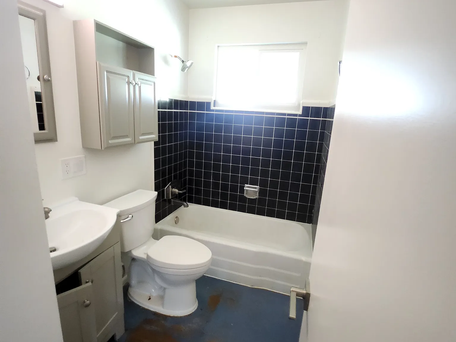 3 bed, 1200 sqft, $2,200 — Photo 2