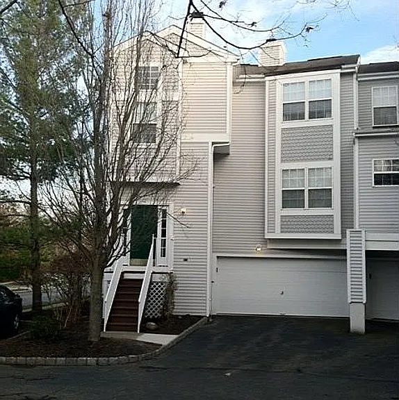 1901 Tanglewood Pl — Photo 2
