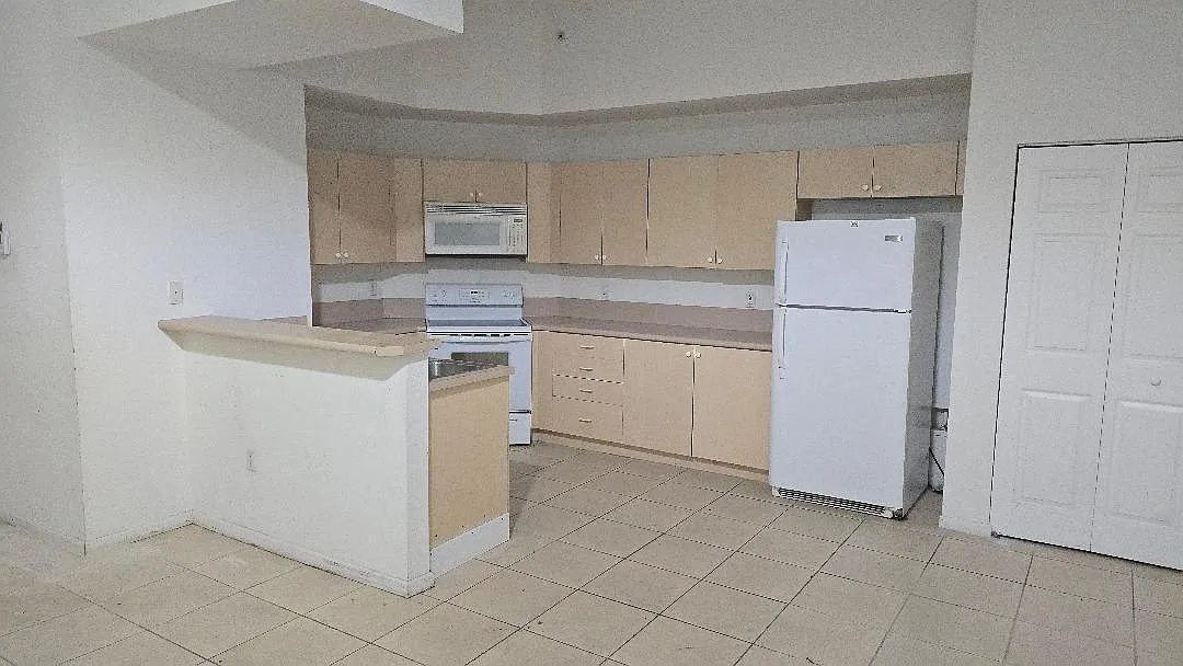 3 bed, 2.0 bath, 1338 sqft, $2,300 — Photo 2