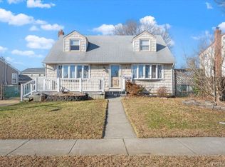 9 Stanford Ln, Hicksville, NY 11801