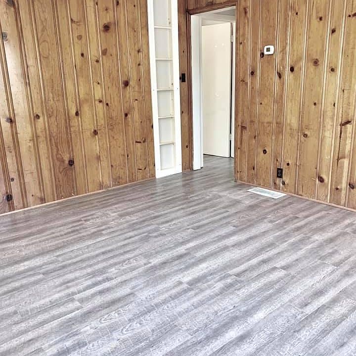 2nd image of 415 1/2 N Market St APT C