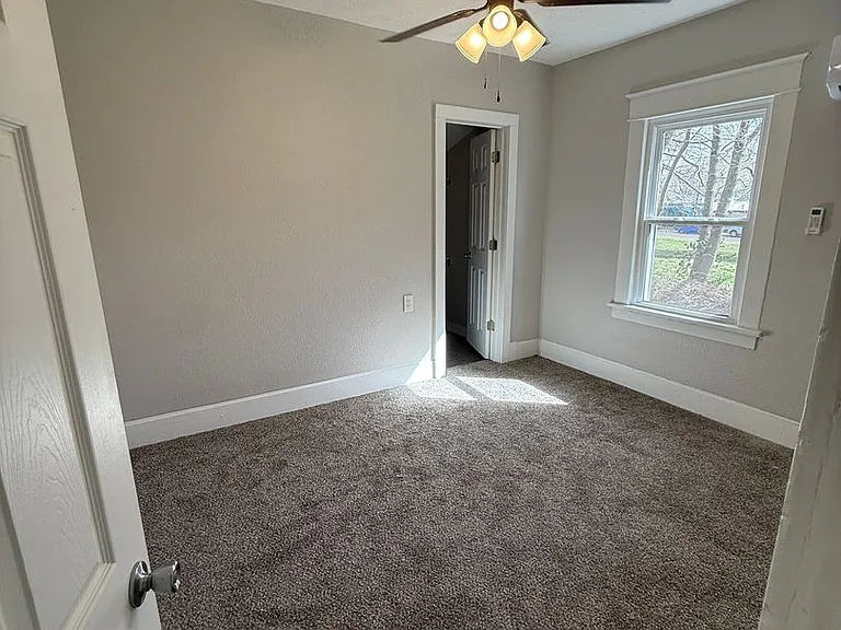 1017 W Locust St — Photo 8