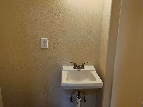 2nd image of 400 Railroad Ave #1