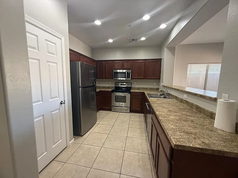 902 E Dee St — Photo 10