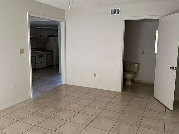 4th image of 3220 W Oak St