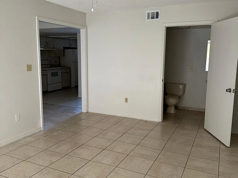 3220 W Oak St — Photo 4