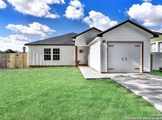 1707 16th St, Hondo, TX 78861