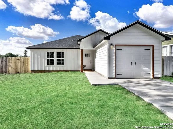 1707 16th St, Hondo, TX 78861