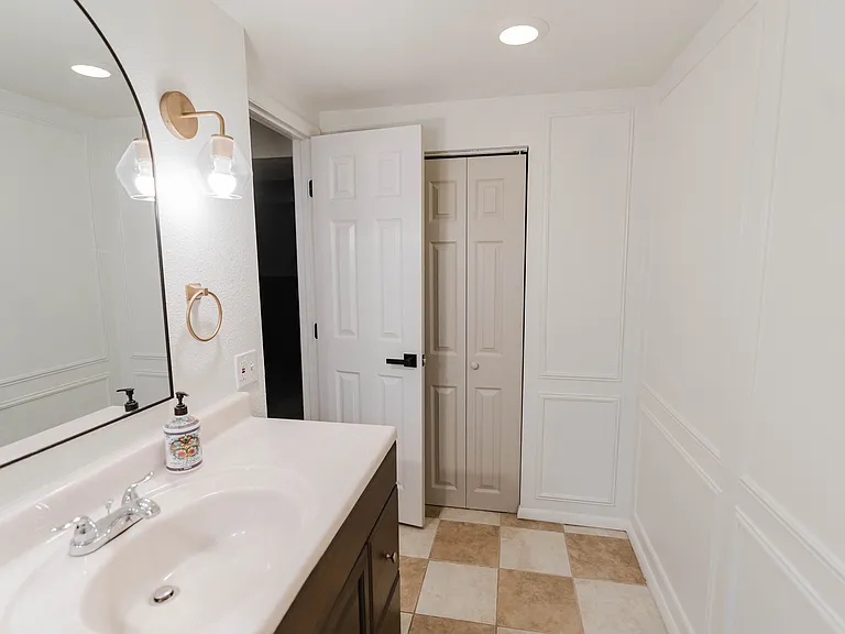 Full bath 2